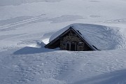 74 Baita semisommersa dalla neve...